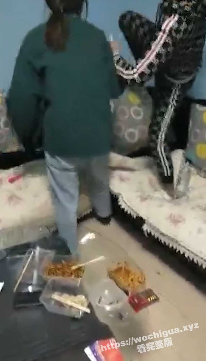 一群精神小伙 欺负一个小姑娘 现在的小年轻真是不讲武德 古惑仔都知道不打女人！