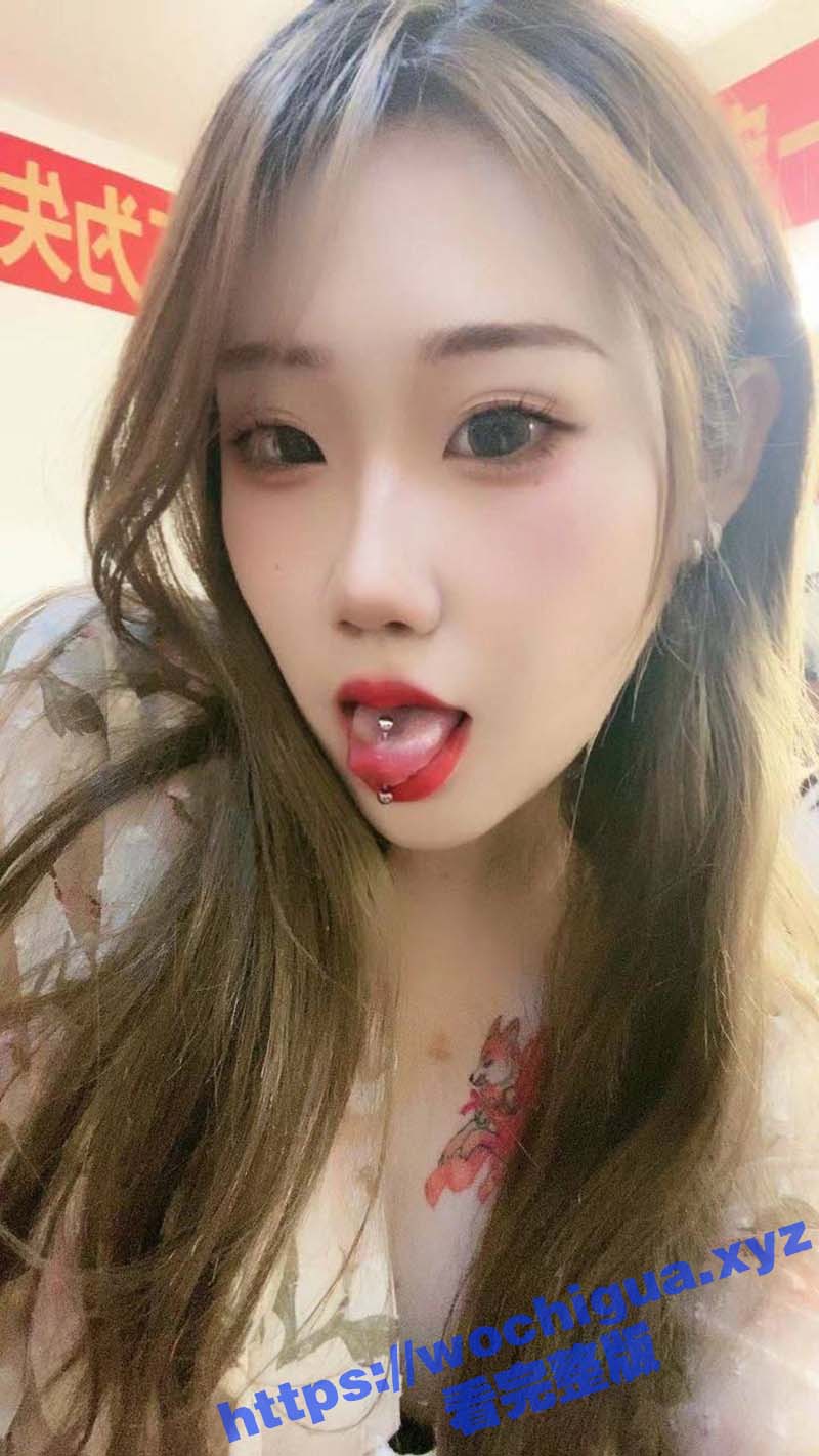 通辽师范学院极品反差婊 喜欢纹身的妹子 在学校时酷酷的 到家就变母狗 这身材一看就很耐操