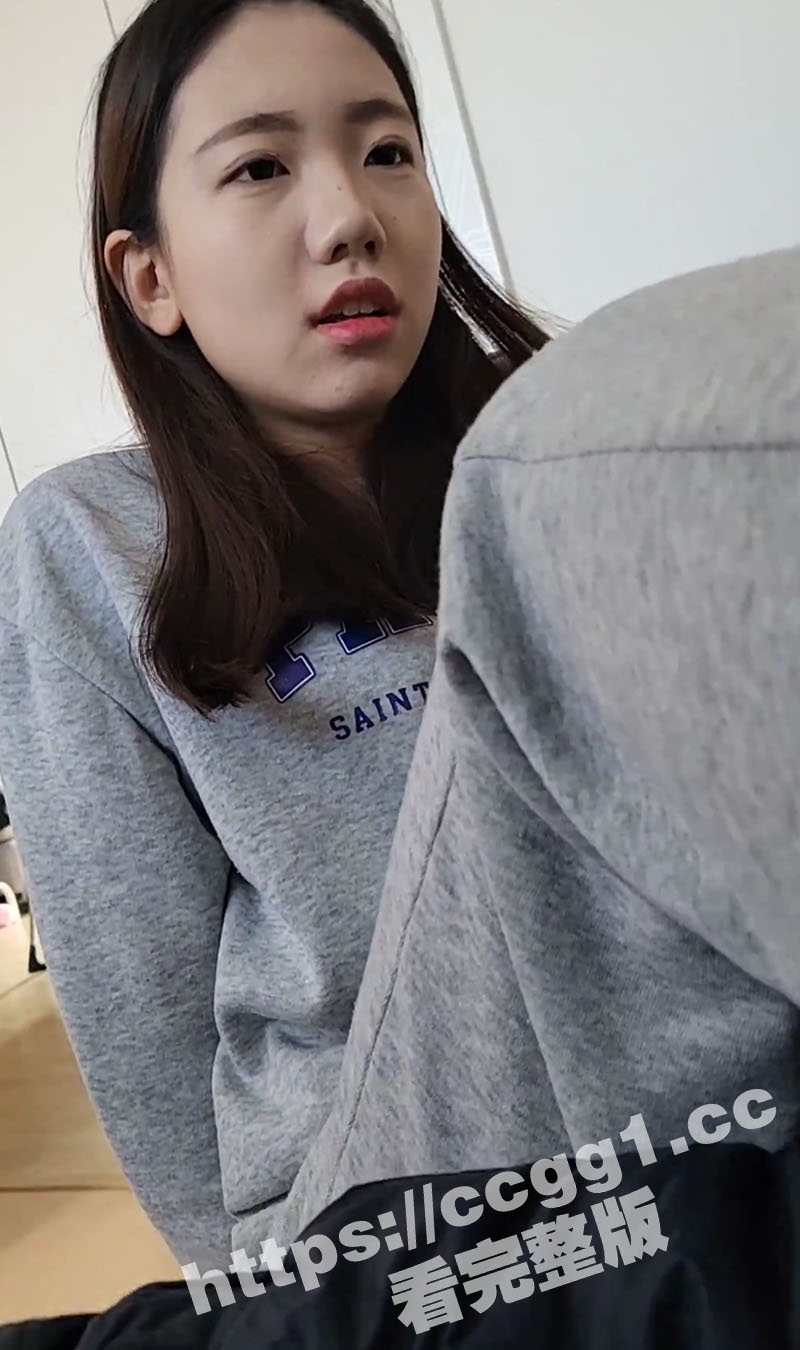 韩国素人极品情侣口交自拍 长得很可爱甜美系的女友很乖巧听话 主动口交舔蛋手撸鸡巴真的很爽