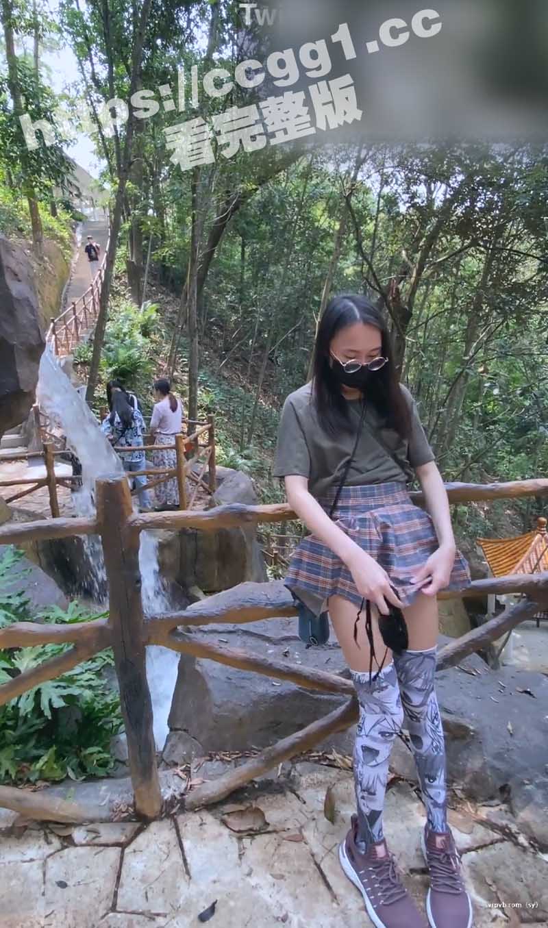 天花板级别露出狂人网红 冯珊珊 挑战景区人前露出尿尿 脱光散步花田里全裸拍照 主打的就是不要脸