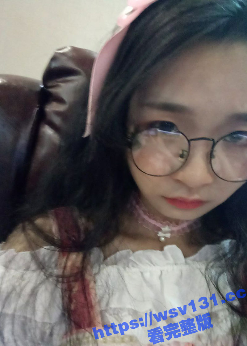 盐城师范学院表演系清纯眼镜娘系花 张婷婷 被包养她的金主爸爸射了满满一嘴的精液！