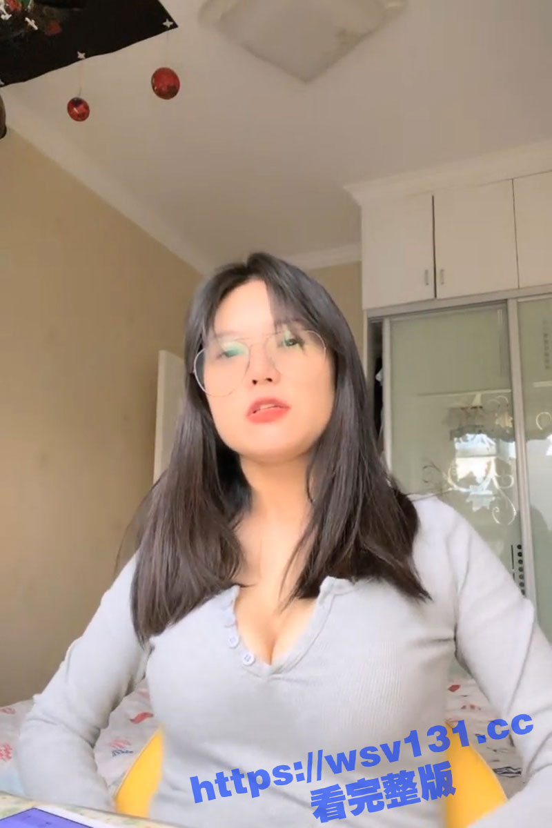 南京林业大学校花 何雯婷 清纯反差婊的逆天操爱！深夜开直播裸露出粉嫩淫穴 妖娆自慰 捞金！