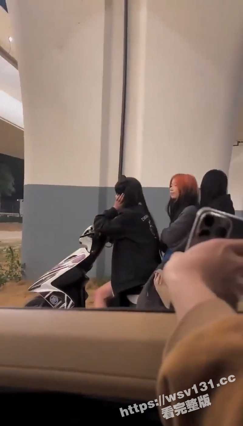 超搞笑 向精神小妹讨要微信 竟然翻车害姐妹 长相甚至有点特别的可爱