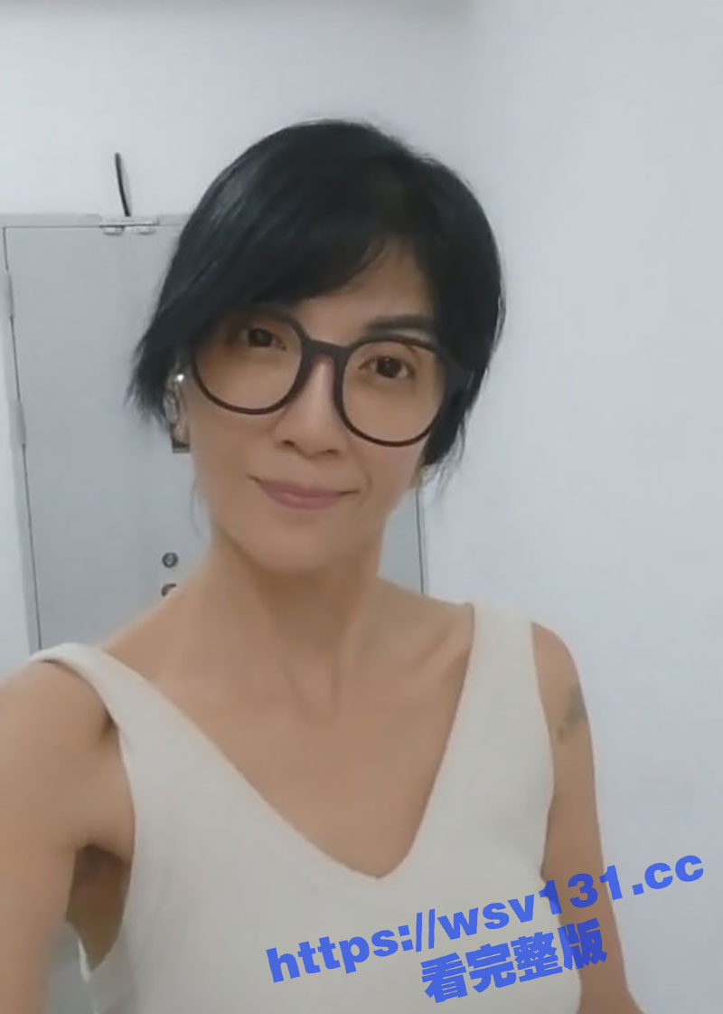 有没有喜欢这一款的？风韵老阿姨楼梯展示自己的大黑逼 疯狂放尿 还用自己的尿洗脚！