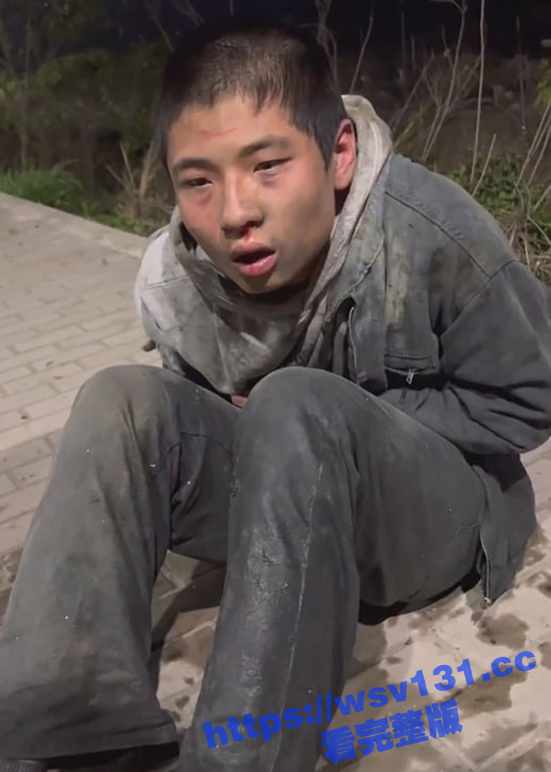 广东汕头澄海 两名年轻小伙进别人家内偷电动车 随后被村民抓到 看样子被揍的不轻！
