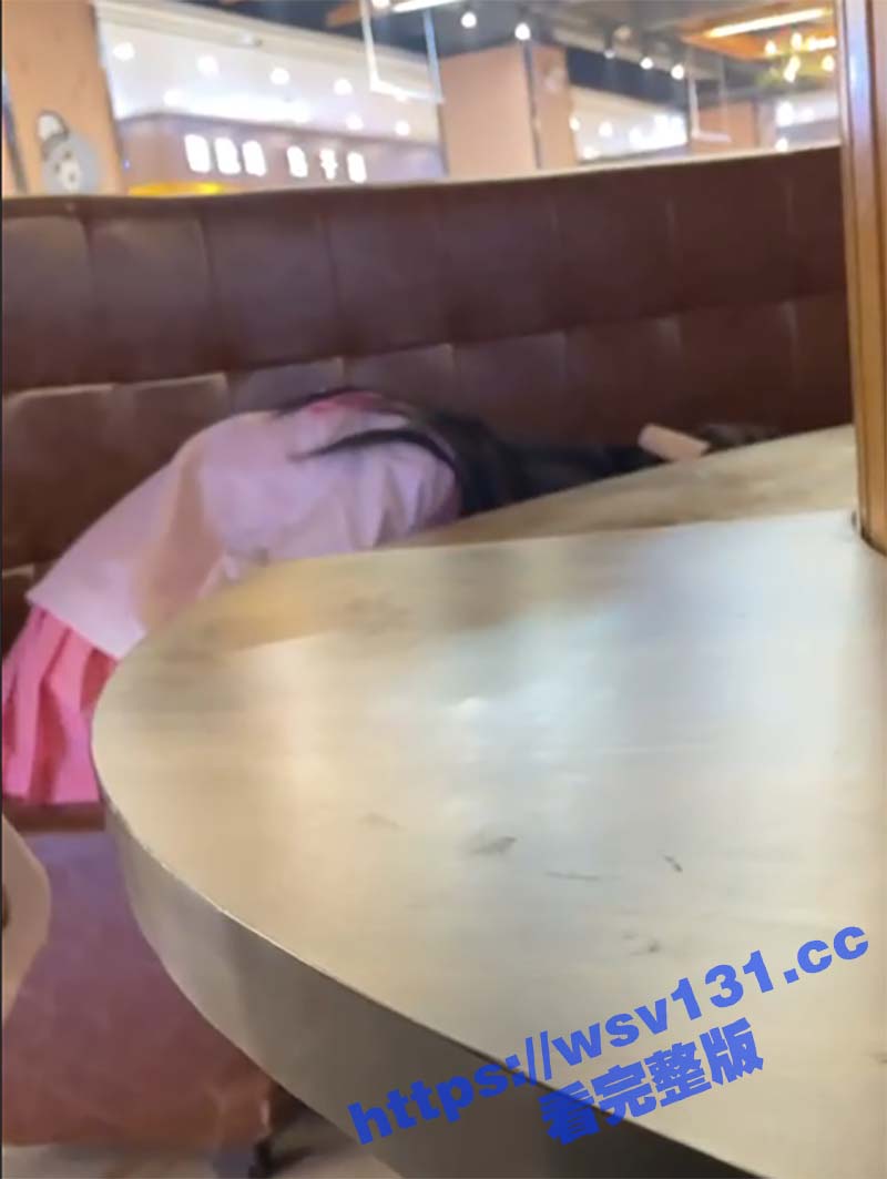 河南测绘职业学院 小情侣在餐厅二楼又是口又是操 看妹子的穿着性感白丝 应该是男的挺不住了吧