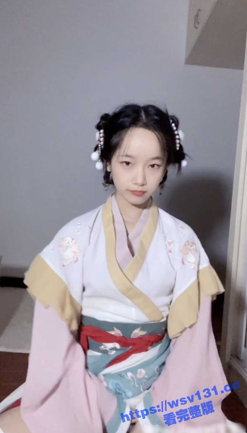 最近爆火的网黄 胡椒籽 在外参加Cosplay聚会后 与粉丝就近找厕所便开炮！口活后入啪啪一条龙！