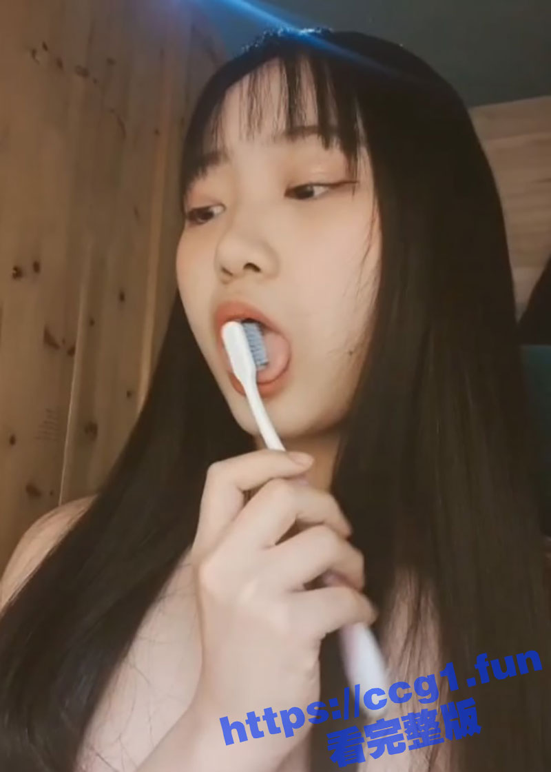 韩国牙刷妹 在线发骚 对牙刷情有独钟 全裸洗澡时只要把牙刷放到嘴里就会发情扣逼！
