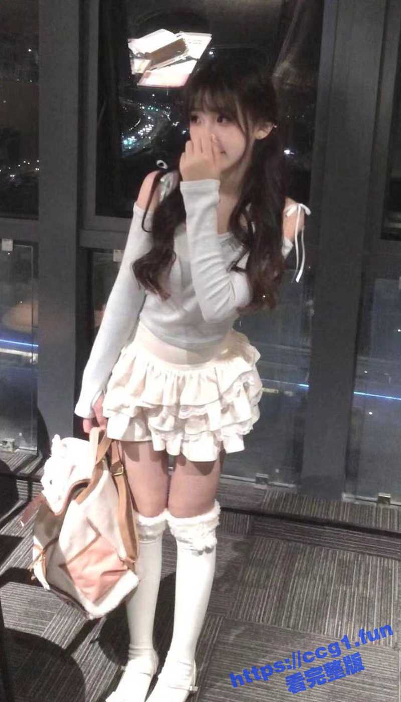 重庆极品情侣 超美女神 穿上黑丝JK 肛塞猫尾巴 追求刺激在楼梯间做爱自拍 楼梯间啪到床上一路不停！