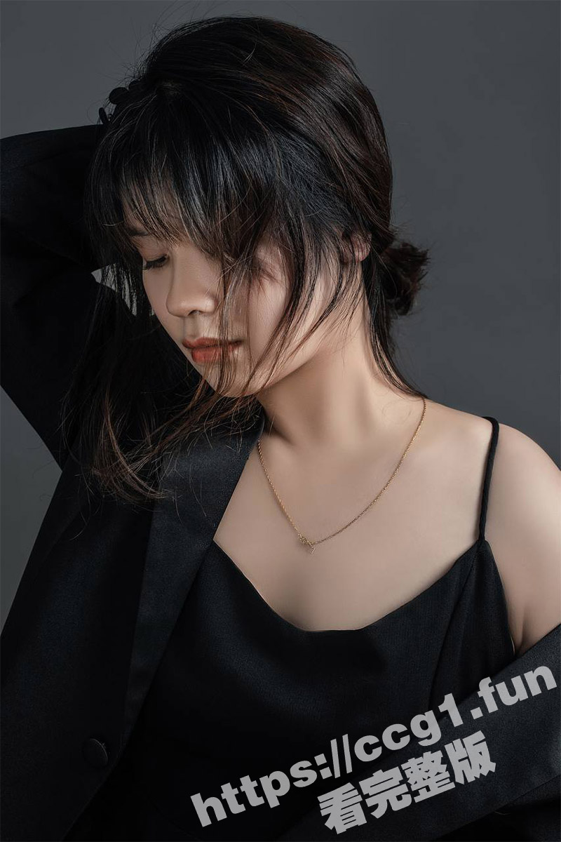前同事介绍认识的 贵州二婚母狗李颖 逆天长腿身材极品做爱成瘾 玩过的都说好！