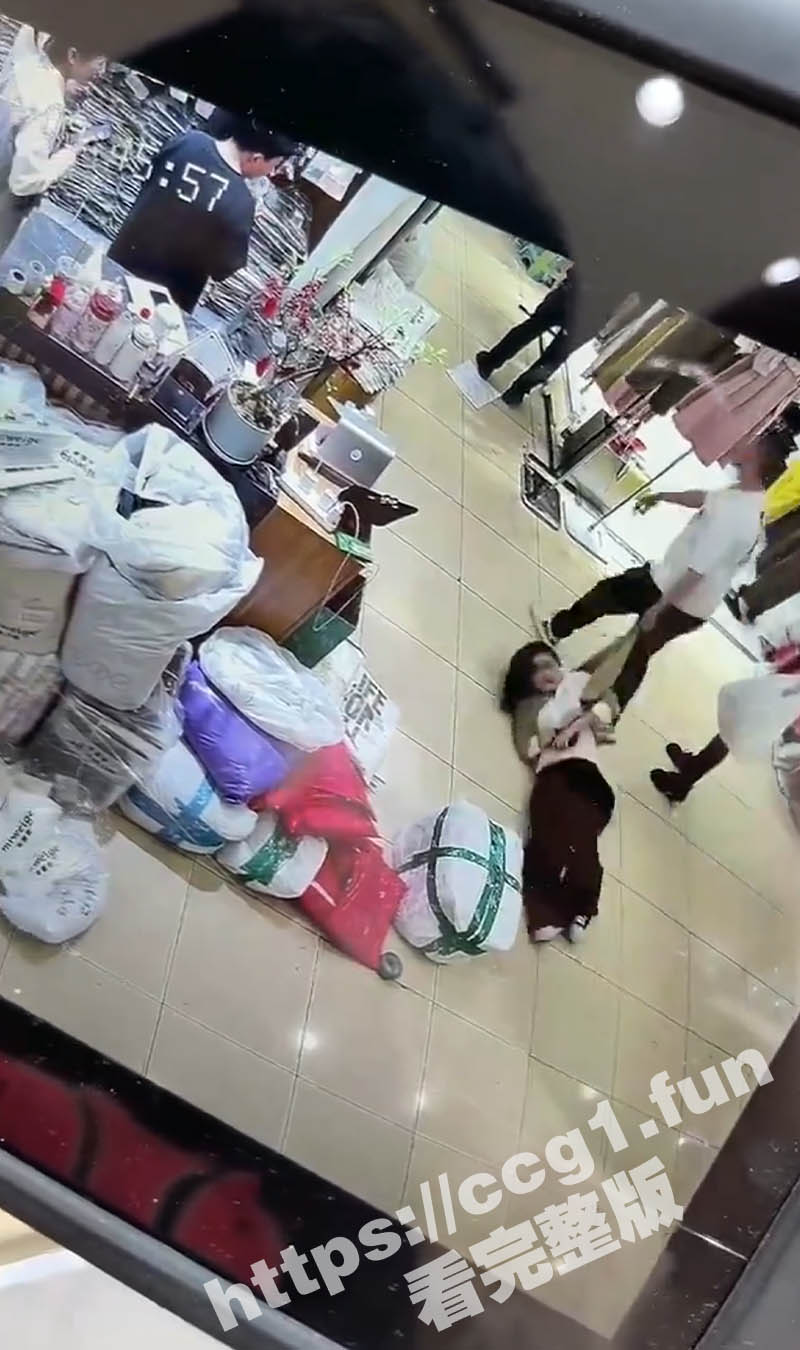 女老板欠钱不还被推下扶梯 浙江杭州环北丝绸服装城一名男子拽着女子拖行后把女子从扶梯上推倒滚下