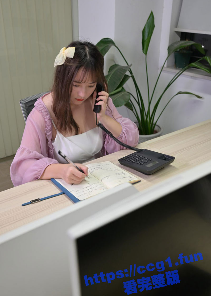 童颜巨乳的顶级嫩模 小唯 先拍摄私房照 然后与摄影师啪啪 鲜嫩可口 无套爆操！