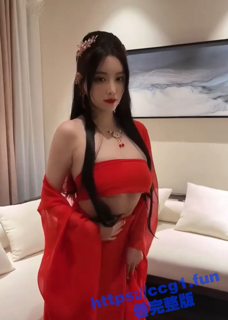 秀人网超人气女神 杨晨晨 重金福利 身穿汉服晒无毛鲍鱼 自慰高潮 极品大奶自己揉搓看的鸡儿邦硬