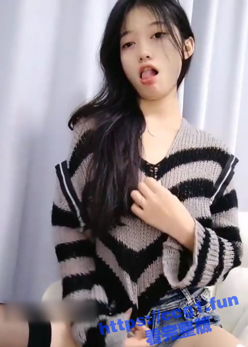 超清纯反差童颜眼镜娘 蔡蔡仙女 娇小的身材脱掉内裤漏出浓密阴毛！