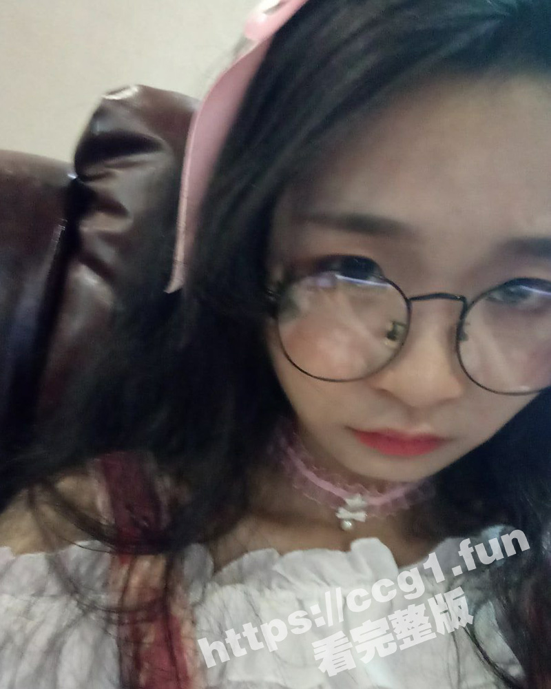 反差眼镜骚女友钟爱男友的大鸡巴 插到喉咙深处呕吐也不能阻挡 还很喜欢吞精 说是美容养颜 延年益寿