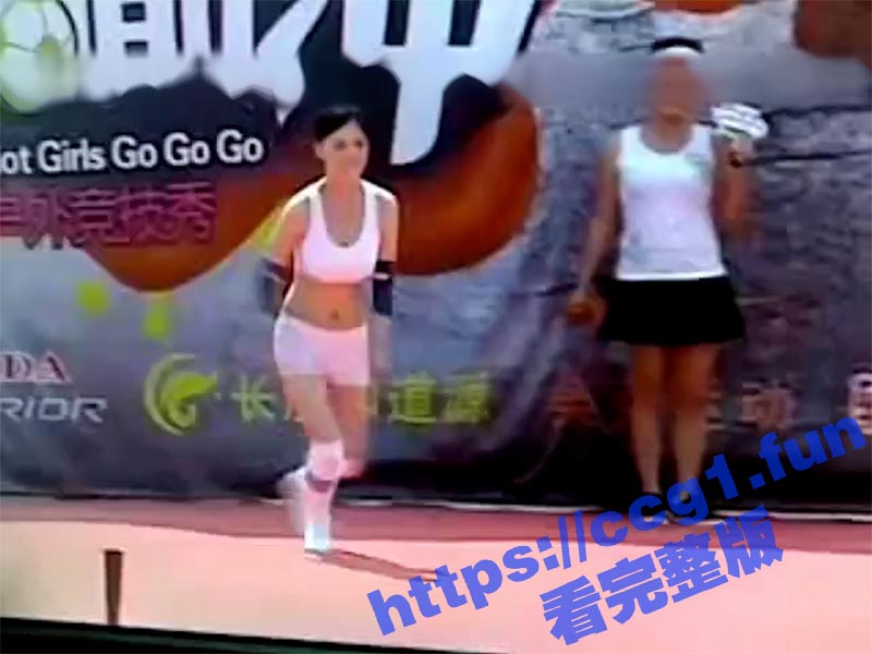 湖南卫视美女嘉宾落水事件 不幸落水露出酥胸走光 迅速在网上发酵 这下可真出名了