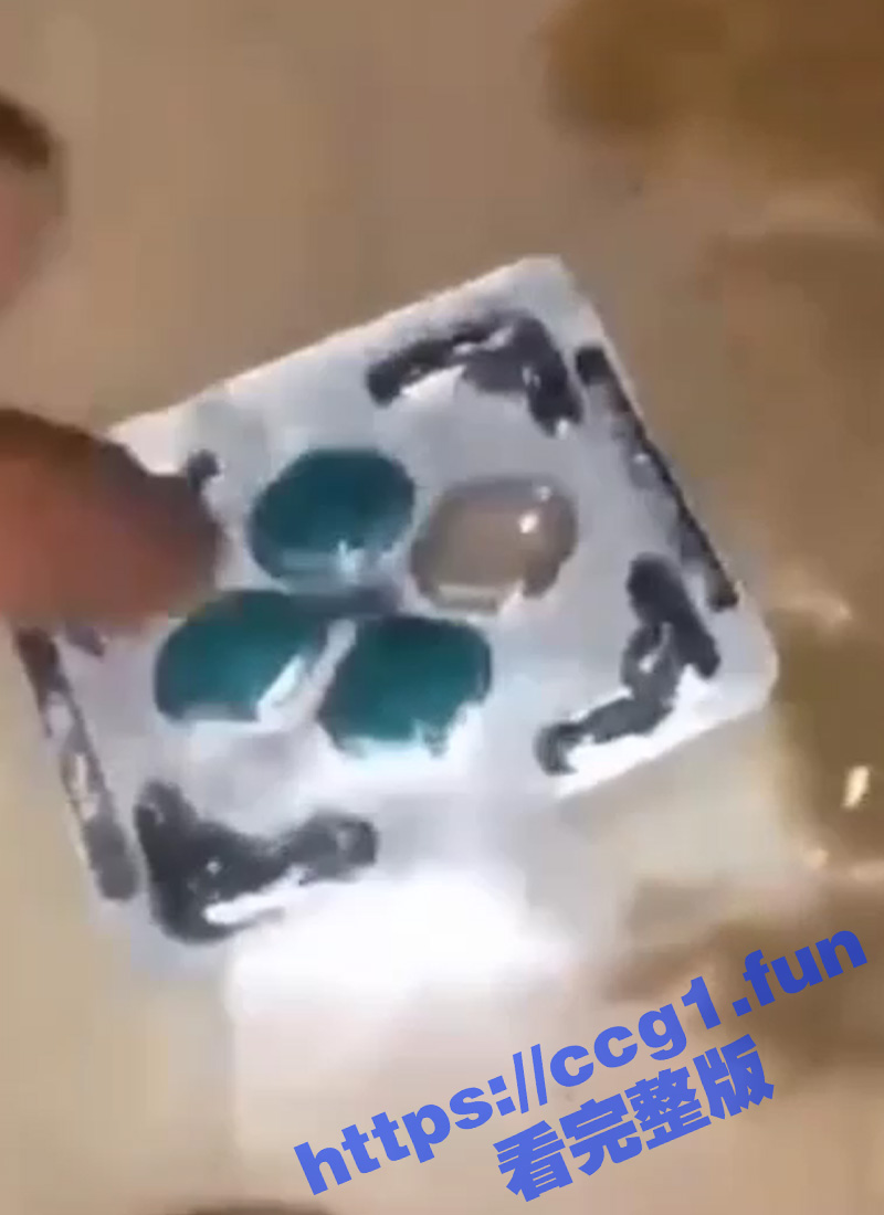 你是真狗啊！铲屎官闲来无事给狗子吃伟哥 狗鸡吧胀得跟人的差不多大！