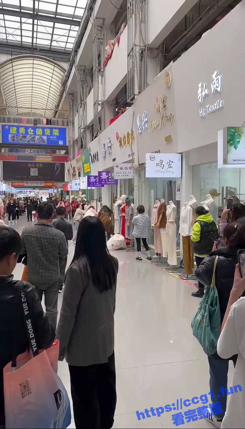 绍兴柯桥区 东区市场 原配前来暴打小三 扯头发 大骂知三当三 最终被警察带走！