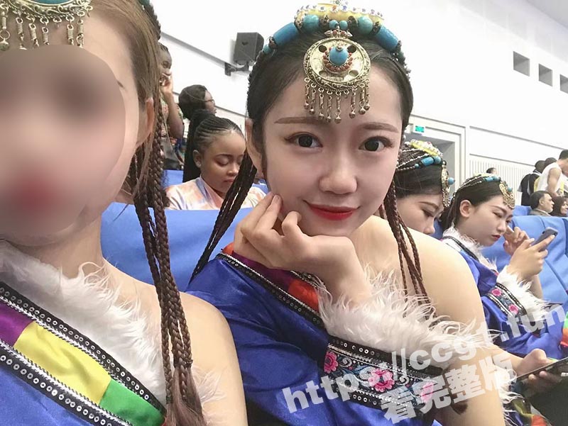 中南民族大学校花 李雅诗 极品身材舞蹈生 外表清纯女神实际是反差母狗 被富二代男友扯开丝袜后入！