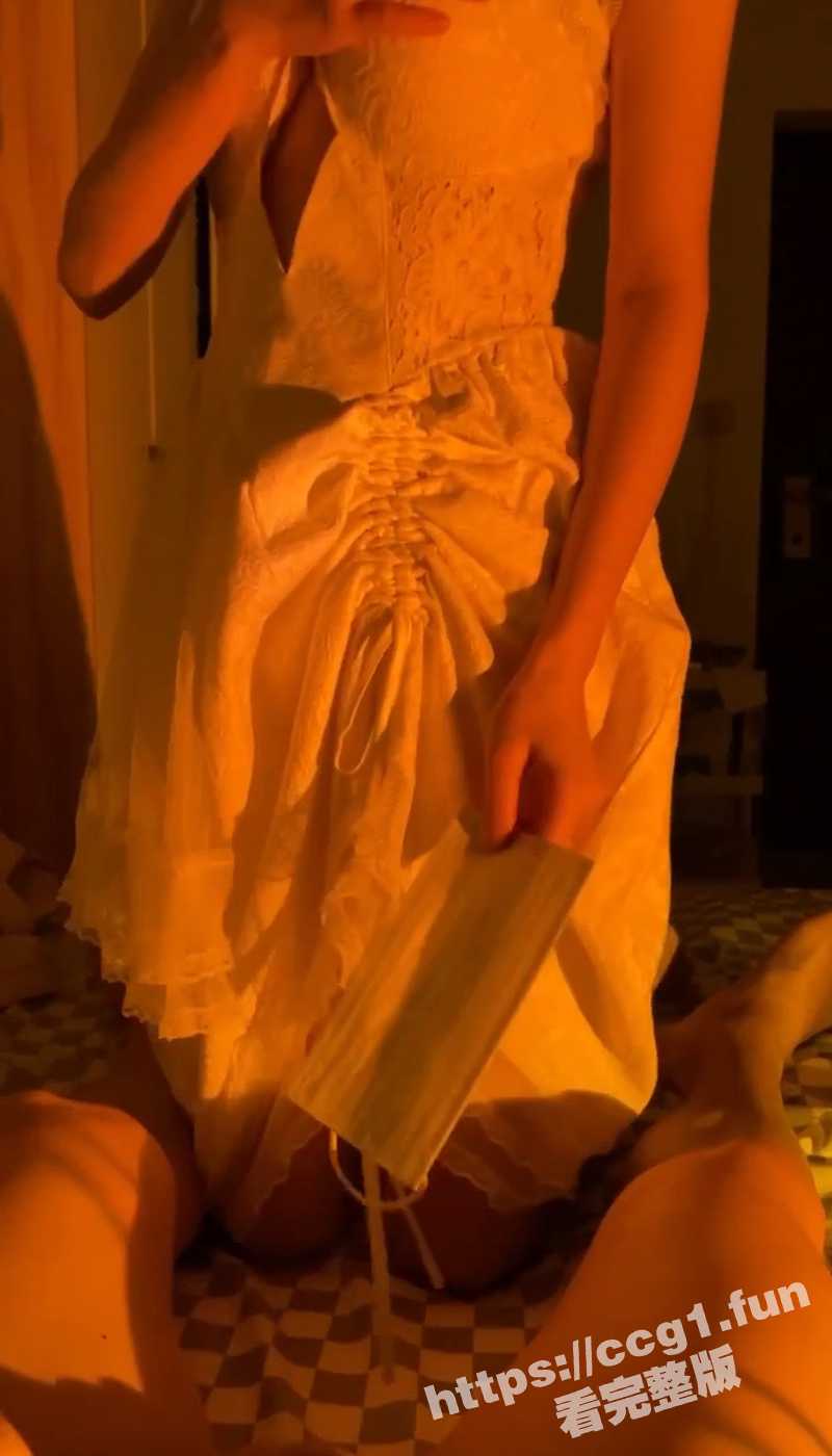 推特博主 乾隆下江南 专操抖音小网红 极品嫩穴美少女穿着小白裙 在暧昧的灯光下被爆操！