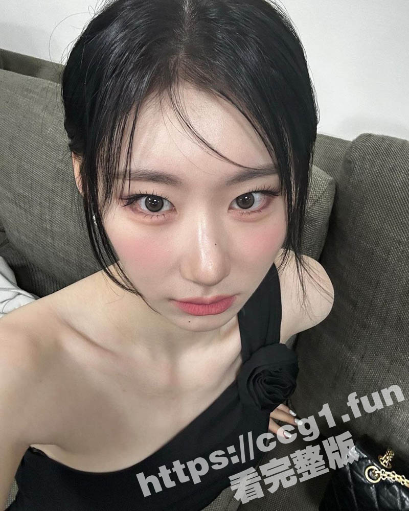 极品身材性感女主播 在直播间跪地大秀身材 看到翘臀狗子也想来玩玩 美女竟一点都不抗拒
