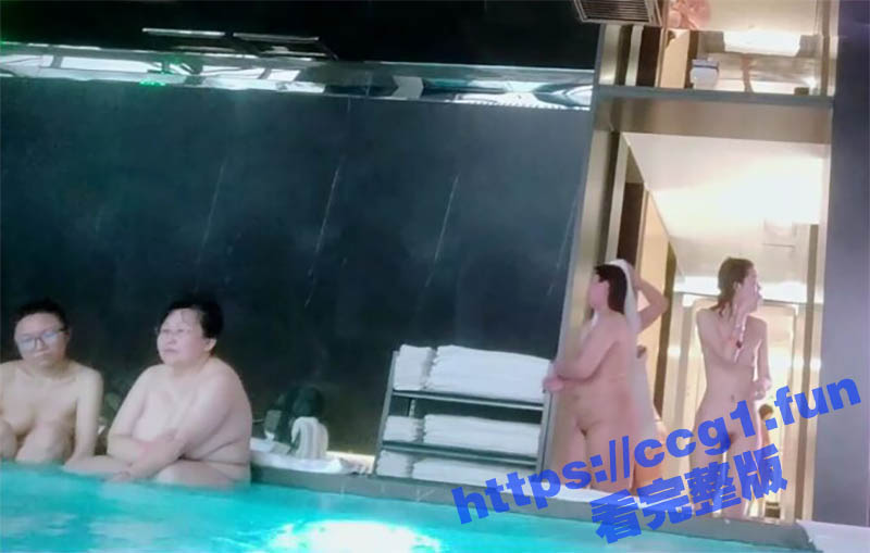 偷拍女浴区真实样子 美女带着针孔摄像机明目张胆的偷拍 都是白花花的奶子和大腿 终于知道什么样了