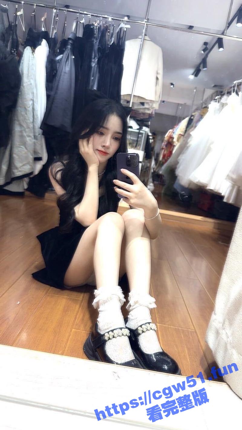 广东佛山夜场陪酒女李薇婷 21岁嫩妹颜值甜美 蜂腰翘臀极品身材 背着男友带客人回家打炮被流出