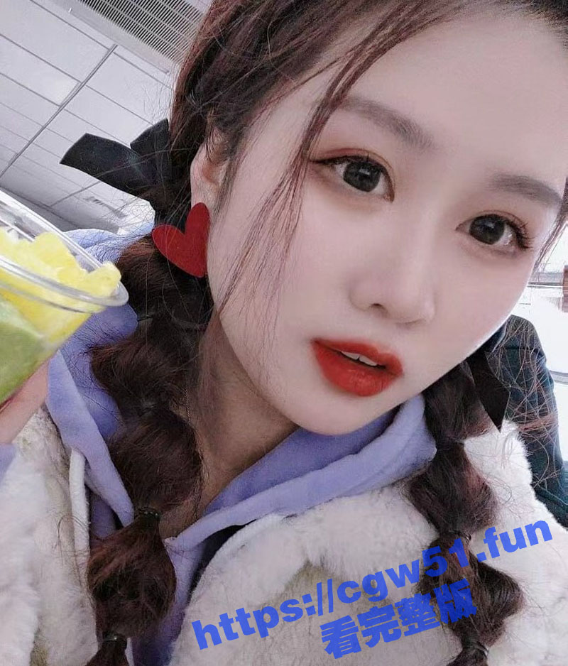 骚货人妻母狗白玲玲 极品颜值反差婊 玉足美腿非常娇嫩 被主人调教视频流出 疯狂舔脚足交