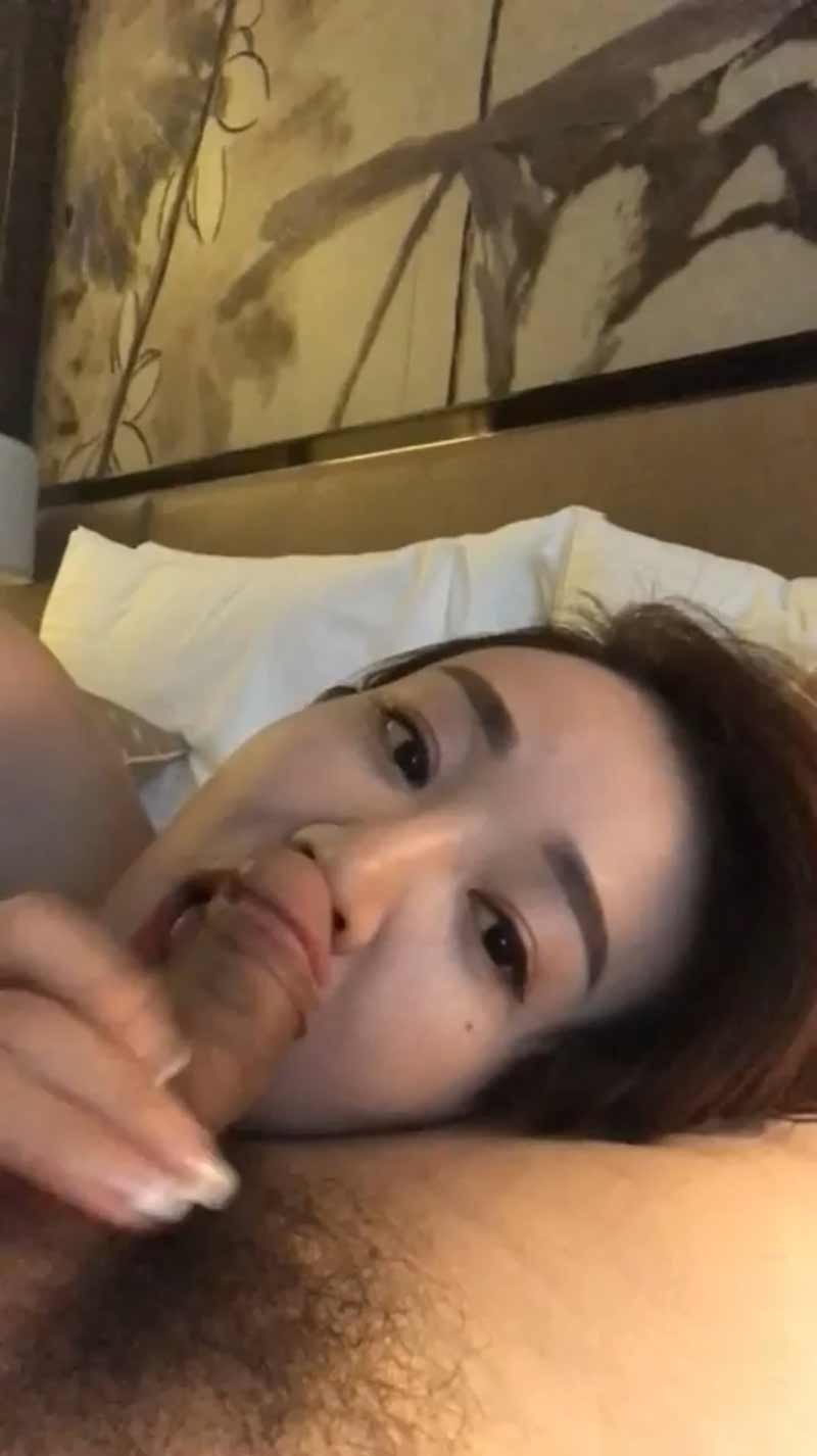 精品流出 欠债20万的广州网红脸巨乳人妻 和炮友边打炮边聊天