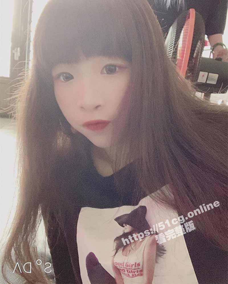 台湾高中傻妹传裸照给假经纪人 让大家看看私下淫荡的一面