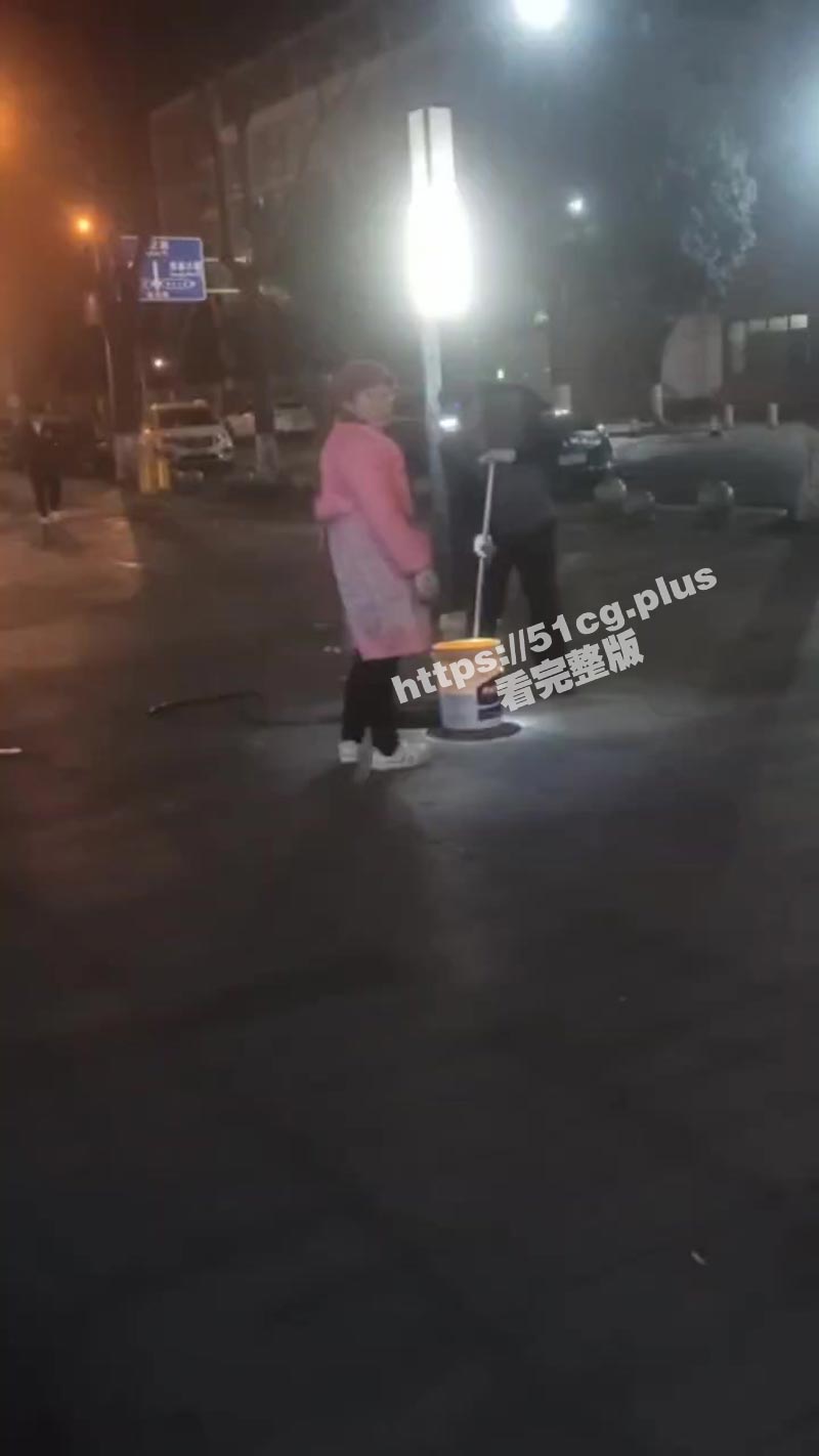 真·地沟油 差点看吐了！深更半夜一对男女在下水道捞地沟油！ 警告路人视频不能发抖音！