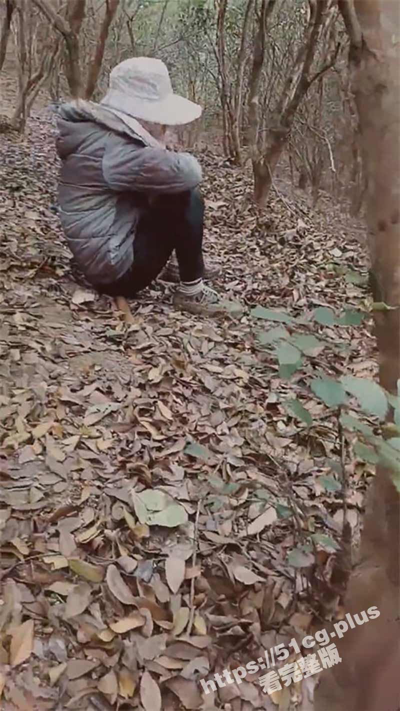 最强母子乱伦-南方母子 终于找到机会和妈妈上山干活 打野战