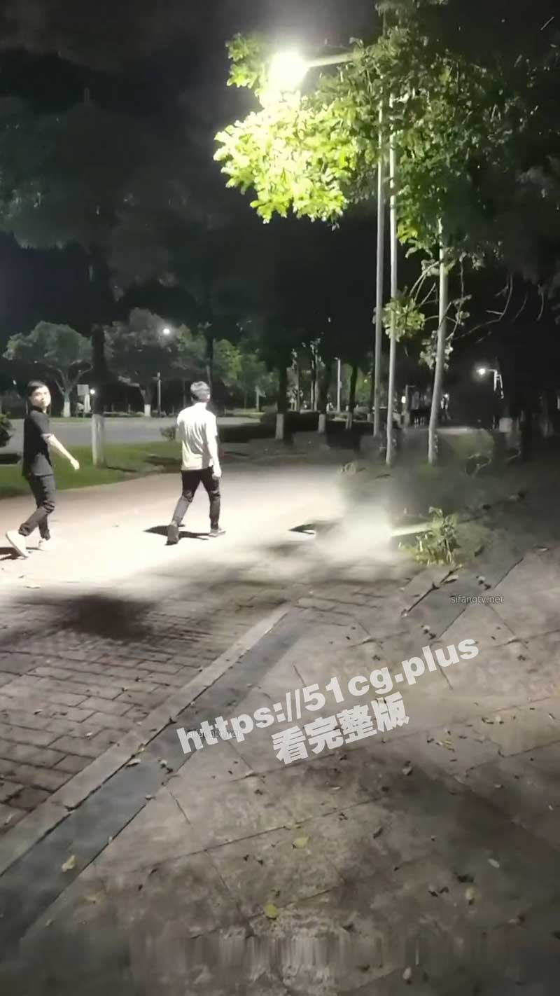 推特户外露出反差婊 冯珊珊 午夜情趣黑丝套装街头露出 被路人发现！