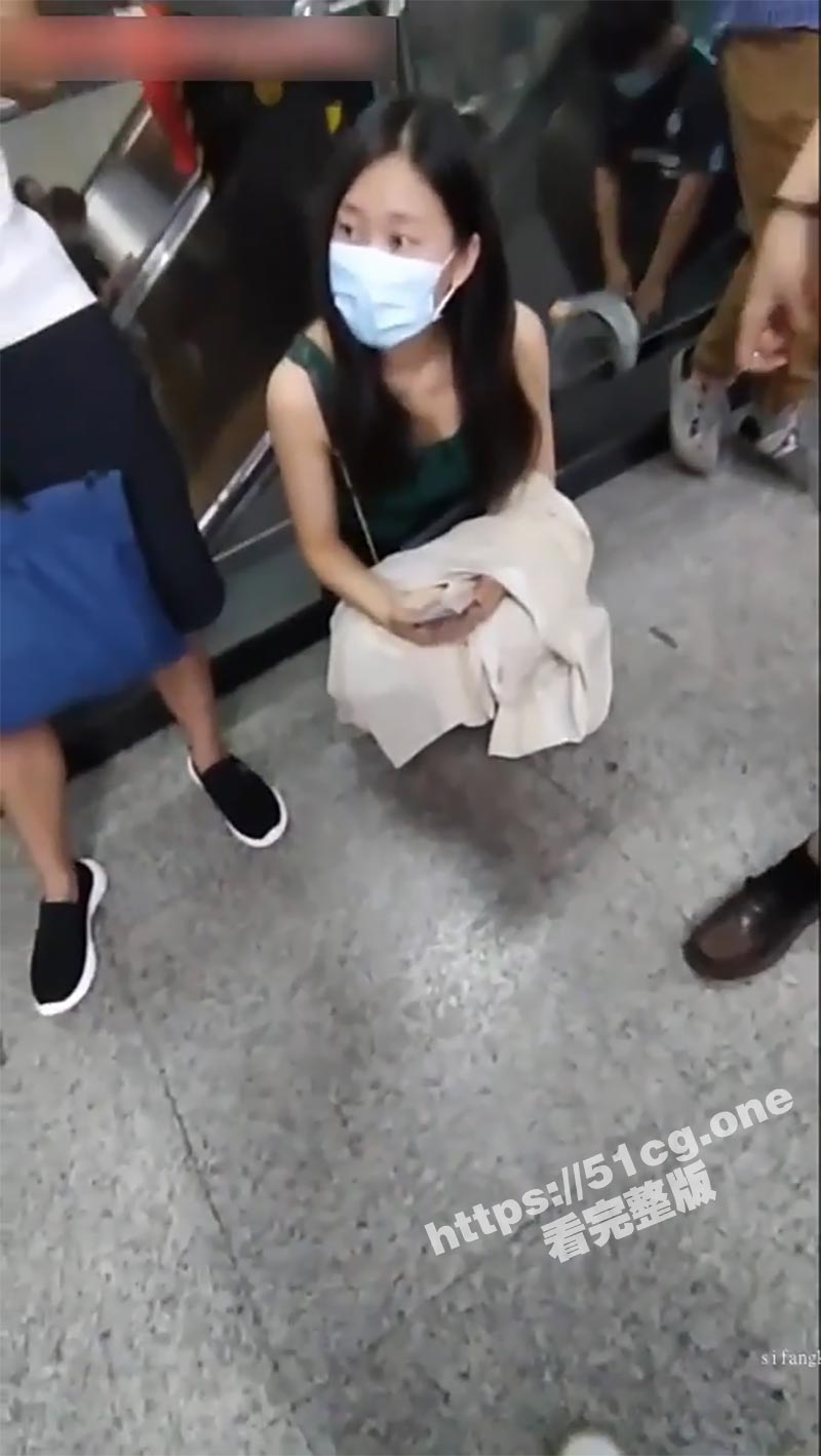 户外顶臀 强制顶射摸臀 当着男友的面 顶射气质美女！