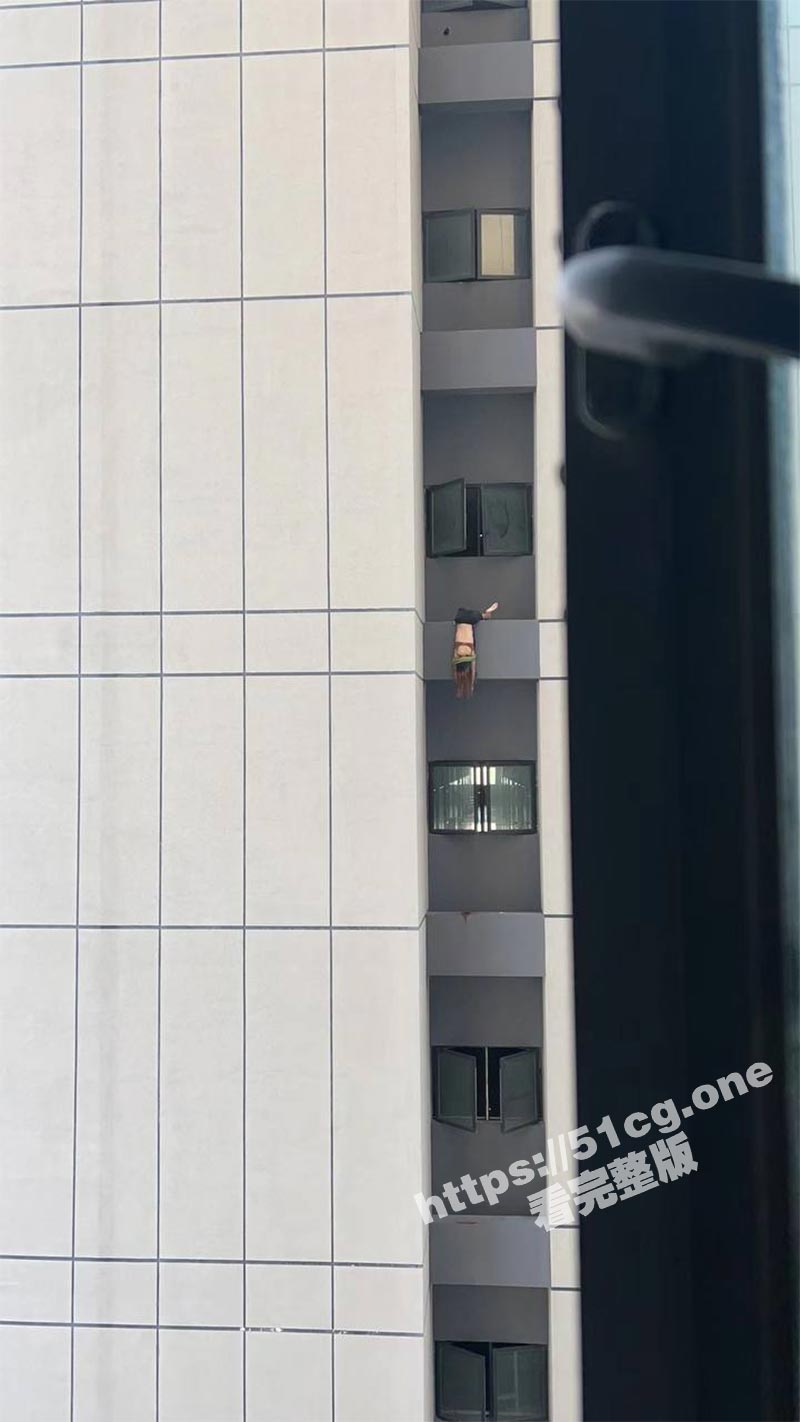 突发事件！佛山万科金域中央 4 座 惊现一女子倒挂窗台 血肉模糊 面目全非 疑似他杀