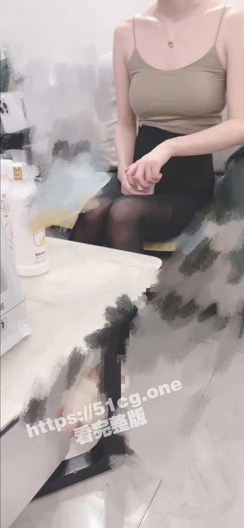 最爱极品瑜伽嫂子 极品瑜伽嫂子正在直播，强行把嫂子拽进卧室开操