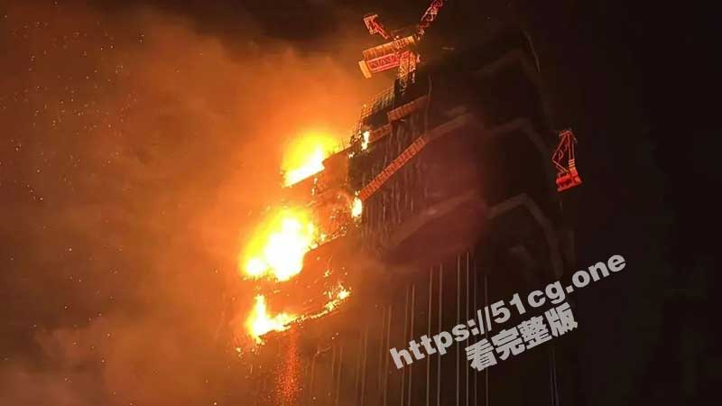 末日景象！香港尖沙咀深夜一大楼突发火灾 大火烧超九小时救熄