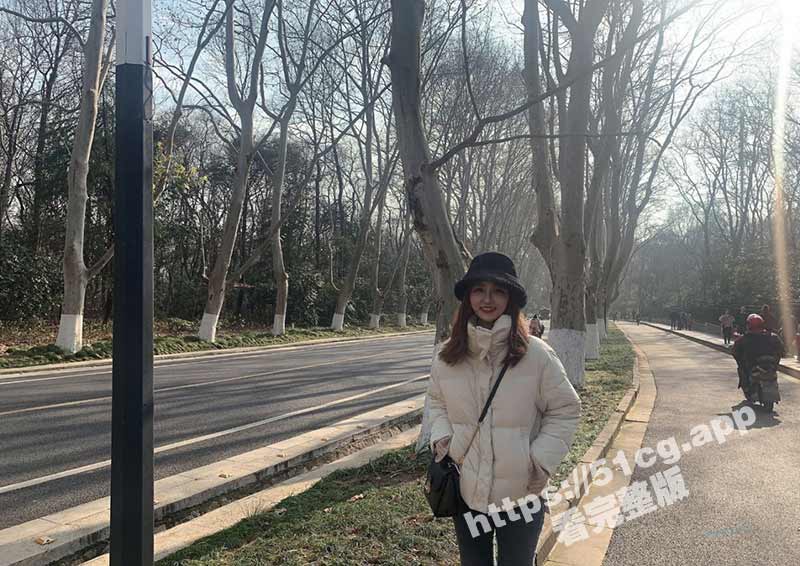 知名约啪达人 胡子哥 邂逅上海交大研究生 梁惠敏 全程激情把妹子膝盖都磨破了！
