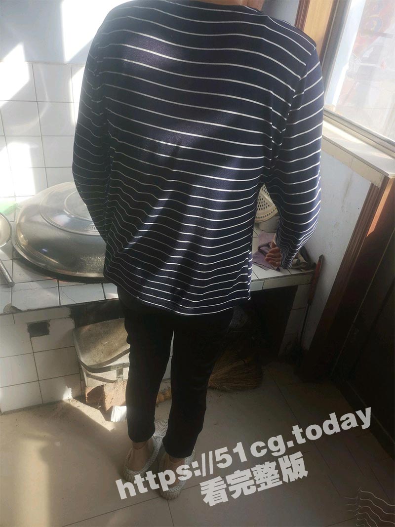真实母子乱伦 我和我的妈妈 趁妈妈喝醉把把妈妈操了 后续还下药迷翻妈妈后爆操 导致妈妈跟我关系决裂