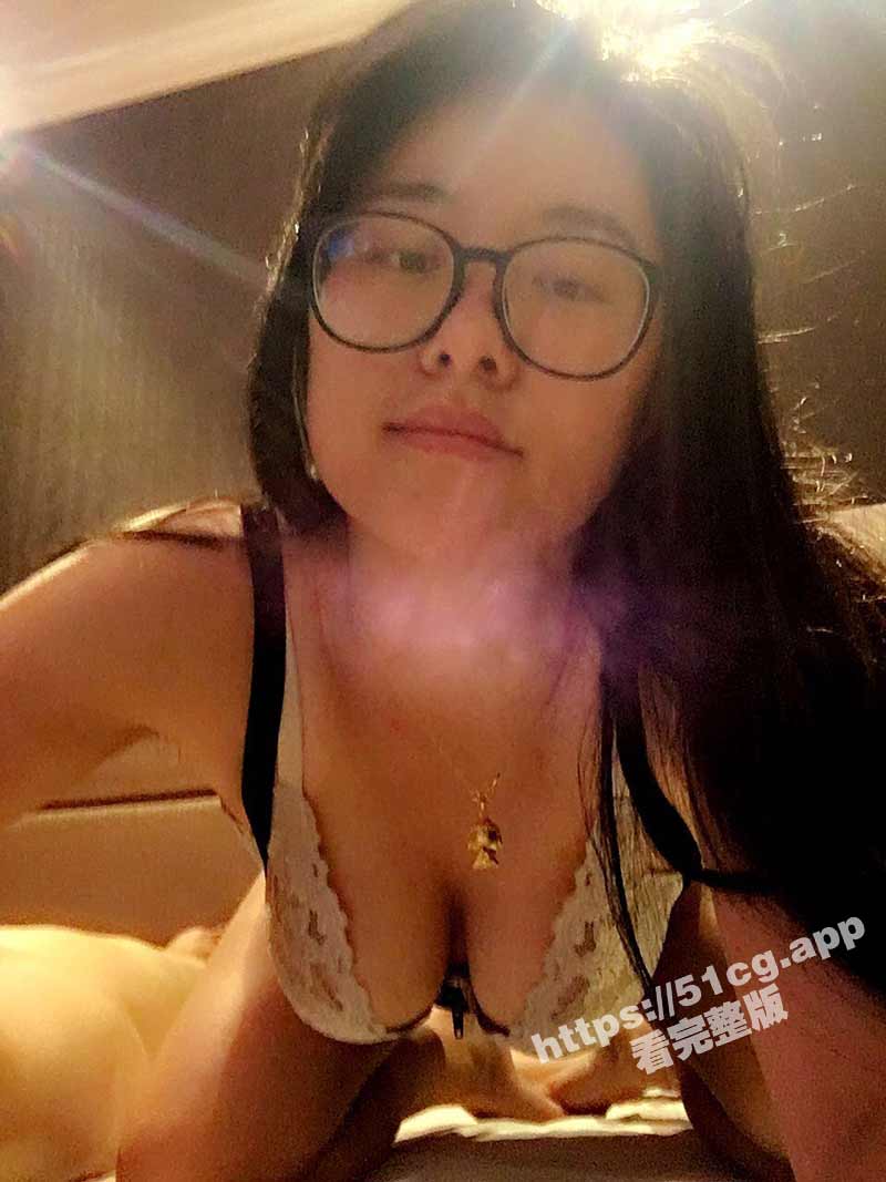 露脸才是王道！眼镜语文老师【丽姐】私生活极度反差与老公露脸性爱私拍泄密