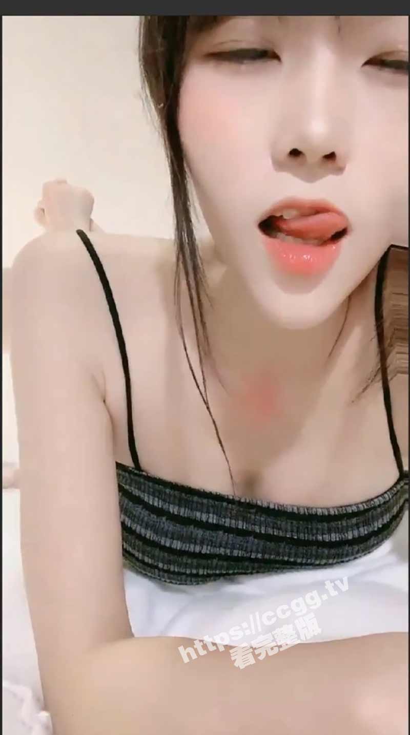 抖音高颜值网红 玥玥酱 一对一福利流出 极品身材绝美馒头逼 掰穴展示骚气爆表！