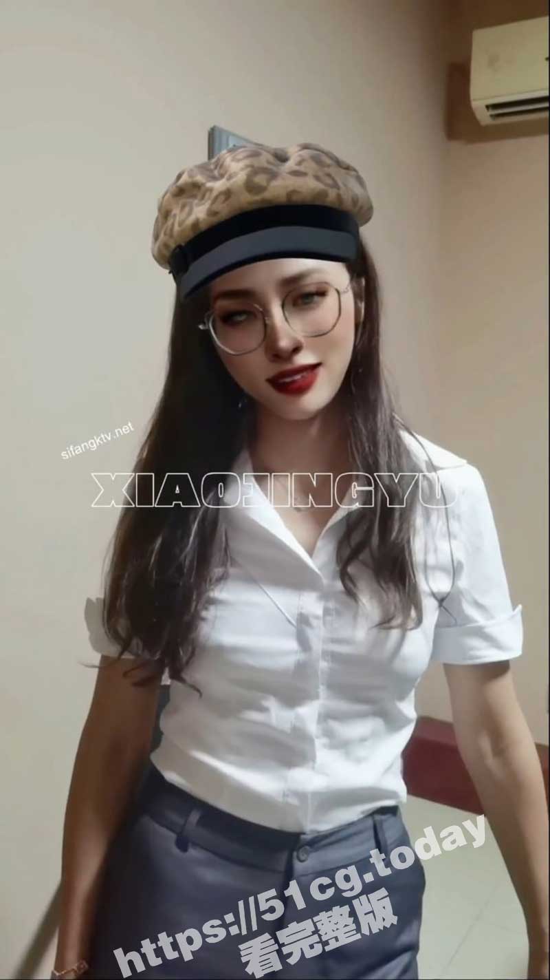 推特淫妻网红 小鲸鱼 穿开裆丝袜假屌自慰泄欲 性感玉足摩擦肉棒 画面极具诱惑！