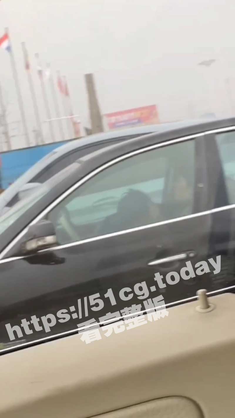莱阳义乌国际商城南门 鲁F867WL的车主 你老婆被猥亵了 她的奶在你的爱车里被别人舔了
