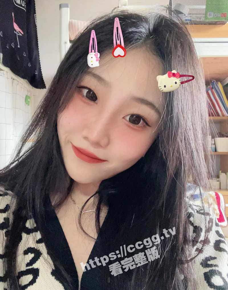 反差女大学生骚操作 双手吃鸡 双脚帮男朋友足交 游戏结束开始实战！