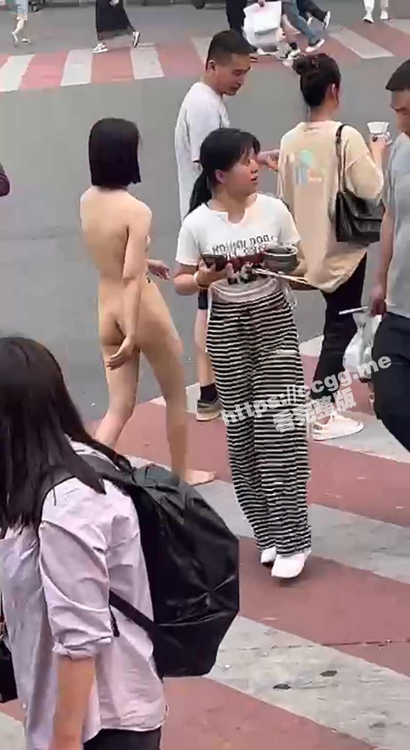 长沙五一广场女子裸奔！ 长沙五一广场 惊现一女子裸体在人群中穿行 网传只为气男友