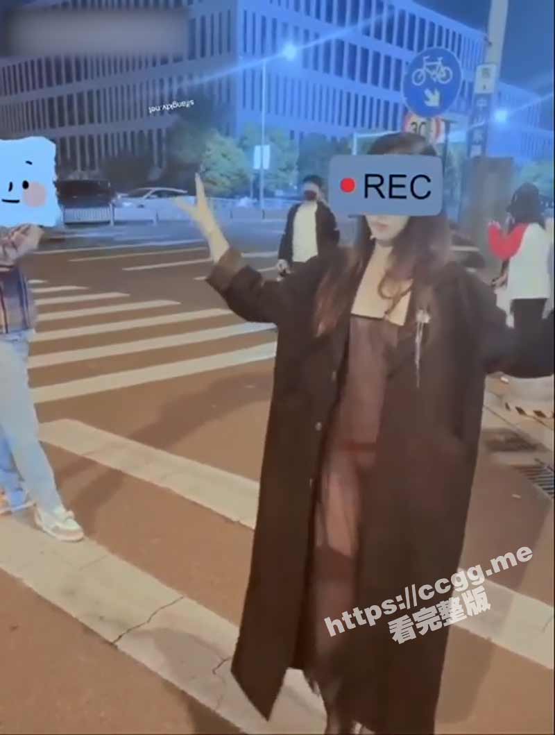 最美反差女神「小鲸鱼」最新付费福利 各种露出吃鸡 大型商场啪啪叫声很大很牛逼！