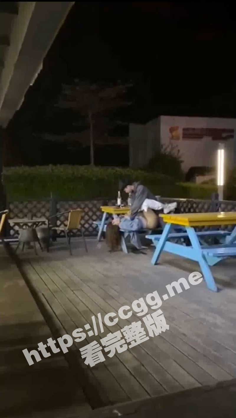福建厦门RUOS便利店门口 小哥淫虫上脑 当众强奸醉酒女 狂野一幕令人瞠目结舌！
