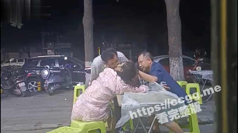 湖北街头大排档 猥琐大爷伙同眼镜男捡尸醉酒女 咸猪手当街摸逼揉胸