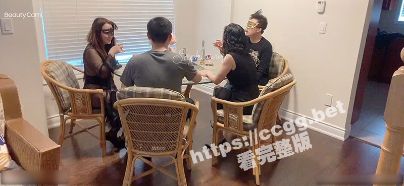 加拿大华人圈聚众淫乱名场面！女留学生『索菲娅』携男伴邀夫妻开淫趴乱交