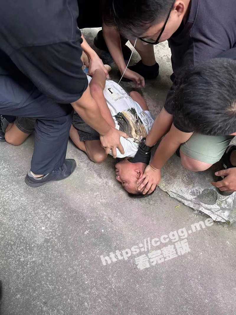 广西南宁一男子反复殴打便利店收银员 收银员报警尖叫大喊！